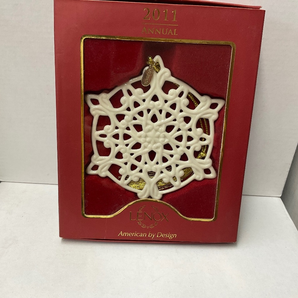 NWT Lenox 2011 Annual Snow Fantasies Snowflake Ornament